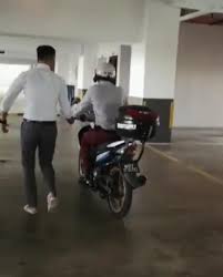 Jika ini mengenai motosikal, maka jawapannya ialah enjin hanya boleh menyampaikan kuasa dengan lancar dalam rangkaian rpm yang terhad. Video Tak Tahu Cara Nak Tukar Gear Aksi Kekok Caprice Bawa Moto Lawak Habis Kisah Dunia