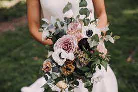 Maybe you would like to learn more about one of these? Big Wedding Bouquets Are 2018 S Trend To Watch Bridalpulse