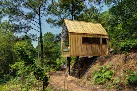 Ecoforest es la empresa líder del mercado de calefacción de biomasa con la más amplia gama de estufas de aire, estufas de agua y estufas canalizables. This Low Cost Forest House On Stilts Is A Minimalist Dream In Vietnam