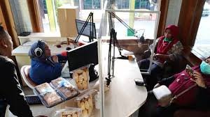 Photo lawas benyamin dan karyawan bens radio : Fuwctj8nr5ht7m