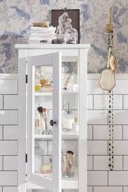 Hemnes Hochschrank Mit Vitrinentur Weiss Ikea Deutschland Glasschrankturen Glasschrank Minimalistische Wohnzimmer