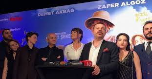 Sıradanlaşan hayatlarını değiştirmeye çalışan mutlu ailesi, terapistlerinin fikriyle bir karavan tutarak tatile çıkarlar. Gorevimiz Tatil In Galasi Yapildi