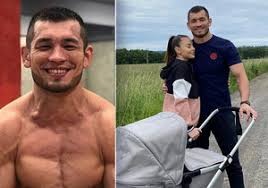 Speváčka monika bagárová sa s fanúšikmi zvykla deliť o rodinné aj romantické chvíle a pomerne často pridávala fotografie, na ktorých bolo vidieť jej priateľa makhmuda zrazu ale zmizli, preto sa fanúšikovia začali pýtať, či dvojica ešte stále tvorí pár.otázkam čelila aj monikina sestra, ktorá pred pár dňami povedala, že sa dvojica rozišla. Monika Bagarova Under Fire Do You Want To Grill Your Daughter
