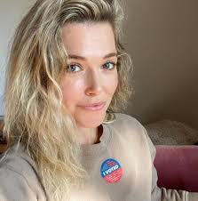 Kristina Wayne's Instagram, Twitter & Facebook