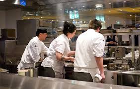 As a commis chef you would work in a busy kitchen supporting the chef or chefs depending on how big the kitchen is. Principales Tipos De Chef En Una Cocina