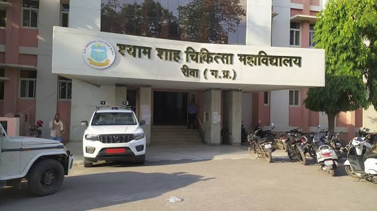 रीवा में ABVP कार्यकर्ताओं का बवाल, मेडिकल कॉलेज के डॉक्टर को सस्पेंड कराने पर अड़े