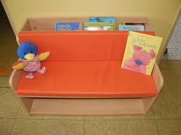 Einen Schone Kleine Lesebank Fur Kinder Staufacher Fur Bucher Unten Oben Hinter Der Bank Sowie Auf Der Ruckseite U Baby Geschenke Kinder Zimmer Kinderzimmer
