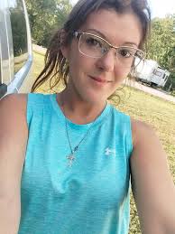 H can anyone fix my granddaughters feet? Looks like the left one is showing  but she must have the right one tucked behind. Love the photo it just looks  a bit odd. |