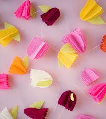 Un nœud simple que vous pourrez juste poser sur une table de fête comme déco. 1001 Idees De Guirlande En Papier Pour Une Deco Flashy Et Joyeuse