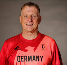 Sportdirektor patrick moster (l) muss nach seinen rassistischen äußerungen aus tokio. Byfiieytufeyym
