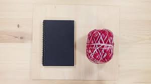 Tener a mano cuadernos decorados es un tema que a muchas nos motiva a desarrollar y plasmar allí todas las ideas que nos vienen a la mente, haciéndolo además de forma. Decorar Cuadernos Con Madera Y Lana La Cartera Rota