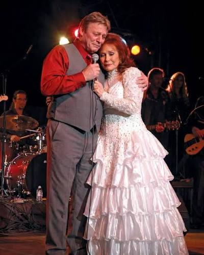 Loretta Lynn waited 38 years to sing this song with her son... and what he did at the end will make you cry., The legendary Loretta Lynn stepped onto the stage in 2013, just like she had thousands of ...