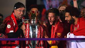 Liverpool legend sir kenny dalglish handed captain jordan henderson the trophy and the 'reds' celebrated their first english title in 30 years, despite the. Liverpool Lift Premier League Trophy Champions Celebrate On Kop At Anfield After Win Over Chelsea Football News Sky Sports