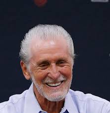 X 上的autistic bucks fan 🙂：“DETROIT SIGN CALEB MARTIN QUICK”