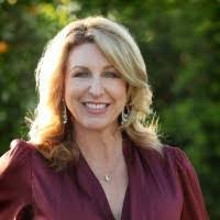 Julie Holzhauer's Instagram, Twitter & Facebook