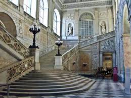Palazzo reale è una delle residenze reali dei regnanti del regno delle due sicilie e, con l'unita di italia, residenza napoletana di casa savoia. Le Meravigliose Scale Di Napoli Senza Linea