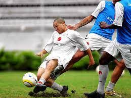 Radar football - Inilah dia pemain sepakbola terpendek 1.Jafal Rashed Al Kuwari - 1,55 meter Quote: Jafal Rashed Al Kuwari (lahir 27 September 1972) adalah pemain bola asal Qatar yang bermain untuk