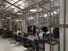 Salon De Coiffure Moisant Dans Le Quartier De Saint Germain A Paris Une Ambiance Design Post Industriel Qui Casse Les Codes Du Salon De Coiffure Design Salon