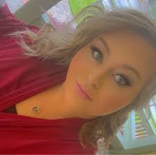 Lori Hewett's Instagram, Twitter & Facebook