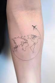 Emmenez votre appareil photo avec vous pour un circuit de lune de miel ou un roadtrip entre amis afin de faire de votre voyage un moment agréable. La Signification Curieuse Derriere Le Tatouage De Voyage Mode Et Beaute Tatouage Zenidees Tatouage Tatouages Voyage Magasin De Tatouage