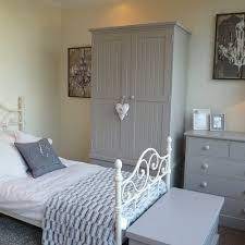 Pine bedroom furniture ideas since pine is a light wood, choosing a light wall color for your bedroom walls limits the contrast between the walls and furniture for a soft, subdued look. Painted Pine Bedroom Furniture Google Search Pine Bedroom Furniture Pine Bedroom Bedroom Furniture