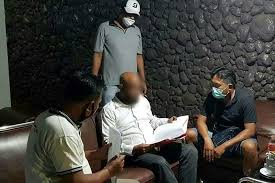 Girls need to understand how to dress and comport themselves around their stepfather and any stepbrothers, and boys need counsel on proper conduct toward their stepmother and any stepsisters. Usai Cabuli Anak Tiri Berusia Belasan Tahun Pelakunya Kabur Ke Jakarta Balipost Com