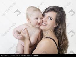 Wenn sich nach einigen wochen beim blickkontakt plötzlich die mundwinkel nach oben ziehen, die augen aufleuchten und ein. Mutter Lacht Mit Baby Stock Photo 13344886 Bildagentur Panthermedia