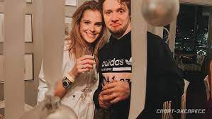 Лучшие голы, статистика и фото артемия панарина. Panarin Zhenitsya Alisa Znarok Pokazala Kolco Na Bezymyannom Palce Sport Ekspress