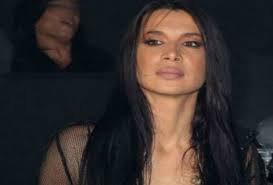 Η γνωστή τραγουδίστρια και ο φώτης. 3ypnhse 3ana O Efialths Ths Paola Agaphmeno Ths Proswpo Dinei Maxh Na Krath8ei Sth Zwh