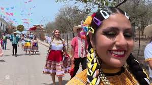 Bajada de la imagen del Señor de Chalma al centro del interior de la  parroquia.