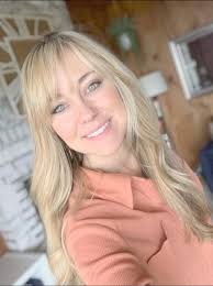 Sometimes when I remember I'm single, I thank God😊