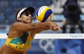 Ana patrícia e rebecca, porém, voltaram a se perder em erros e levaram a virada das americanas claes e sponcil em 2 sets a 1, parciais 17/21, 21/19 e 15/11. Ev B6exri6kwm