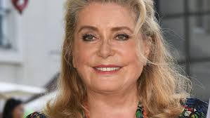 Si elle est moins connue que sa fille, elle est depuis 2014 la doyenne des actrices et mon énergie par exemple, elle vient des gènes de ma mère. Catherine Deneuve Pourquoi Sa Mere Renee Simonot 109 Ans A T Elle Change De Nom Closer