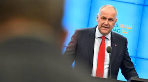 Här kan du läsa om våra förslag mot coronakrisen. Hogaamiyaha Xisbiga Vansterpartiet Jonas Sjostedt Oo Ka Hadlay Kulan Uu La Qaatay Stefan Lofven