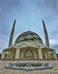 İlahiyat fakültesi, 47 profesör, 31 doçent, 27 doktor öğretim üyesi, 15 öğretim görevlisi, 14 araştırma görevlisi olmak üzere toplam 134 akademik personele sahiptir. Istanbul Camileri A Twitter Marmara Universitesi Ilahiyat Fakultesi Camii Istanbul Marmara Ilahiyat