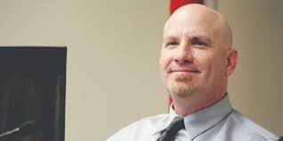 Hollister agrees to hire headhunter