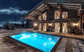 Luxus Chalet Schmiedalm Saalbach Hinterglemm Aussenansicht Mit Pool Im Winter Hutte Mieten Haus Mieten Hauswand
