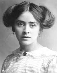 The Side Swirls Hairstyle Is Associated With The Smart Educated Edwardian Woman Commonly Seen Worn With A High Necked Blouse Giving A Clean Ele Pinteres