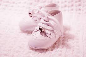 Ab wann die ersten laufschuhe für das baby? Paar Babys Ersten Schuhe Mit Rosa Tonung Lizenzfreie Fotos Bilder Und Stock Fotografie Image 22146827