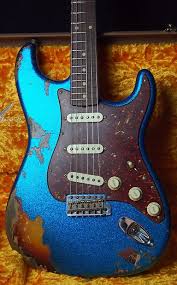 Fender Custom Shop 62 Heavy Relic Stratocaster 2018 Blue Sparkle Over Aged 3 Tone Sunburst Bizarre Guitar Reverb Fender Custom Shop Stratocaster Fender Custom Shop Fender Stratocaster Blue