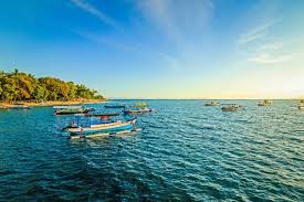 It forms part of the chain of the lesser sunda islands, with the lombok strait separating it from bali to the west and the alas strait between it and sumbawa to the east. 7 Tempat Wisata Di Lombok Cocok Untuk Pencinta Alam Halaman All Kompas Com