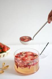 Drinks Erdbeer Rosen Bowle We Love Handmade Lebensmittel Essen Rezepte Bowle