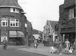 Zon En Maanstraat Hilversum Met Links Op De Hoek De Arbeiders Pers Boekwinkel En Rechts Schaaf S Kantoorboekhandel Straat Foto Oude Foto S