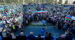 + протестующие нападают на полицейских фото: Kavkazskij Uzel Oppoziciya Raskritikovala Meriyu Baku Za Otkazy Razreshit Miting
