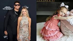 Patrick Mahomes và con gái Sterling của vợ Brittany đã có phản ứng hoài  nghi khi gặp Cinderella tại Hollywood Studio của Disney