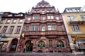 Das haus zum ritter wurde 1592 vom tuchhändler carolus (charles) belier erbaut, der wegen seines protestantischen glaubens aus dem habsburgischen valenciennes geflohen war und sich in der kurpfalz niedergelassen hatte. Haus Zum Ritter Heidelberg Christmas Market Christmas Markets In Germany German Christmas Markets Best Christmas Markets In Germany Germany Romantic Christmas Markets Heidelberger Weihnachtsmarkt Things