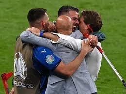 Ecco gianluca vialli, il capo della delegazione azzurra, che scende rapidamente dalla tribuna ne parliamo ancora molte ore dopo perché abbiamo tutti subito capito che non era solo un abbraccio. Rt2xvplajvhhom