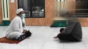 Jun 23, 2014 · tapi ada orang yang sangat mudah bersentuhan dengan dunia jin. Cara Mengusir Setan Dari Tubuh Manusia Kenali Ciri Ciri Orang Dimasuki Jin Kena Sihir Dan Santet Bangka Pos