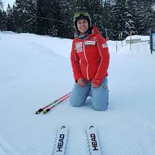How to end world champs @cortina2021 in style 😍😎🚁 skiing didn't worked out how i hoped. Schweizer Illu On Twitter Wendy Holdener Trainiert Zu Hause Im Hoch Ybrig Das Ist Praktisch Fur Die Unteribergerin So Kann Sie Nach Dem Training Direkt Zum Mittagessen Mit Familie Und Freunden Abrauschen Unser