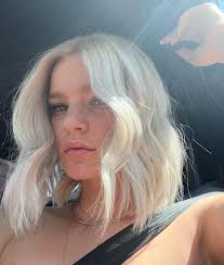 Elsa ✨✨ For this platinum bob hottie I used @schwarzkopfpro Blonde me for  the lift. Toned with @redken shades EQ 10vv 9p 9t and a pinch of 9aa 🤍